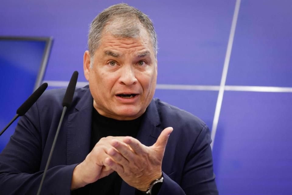 El ex Presidente Rafael Correa durante una conferencia de prensa en Bruselas el 9 de abril.