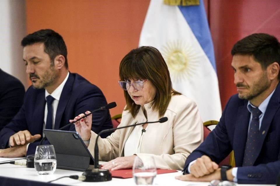 Las bandas en Argentina cuelgan una narcomanta que amenaza a la Ministra de Seguridad Patricia Bullrich con extender la violencia.