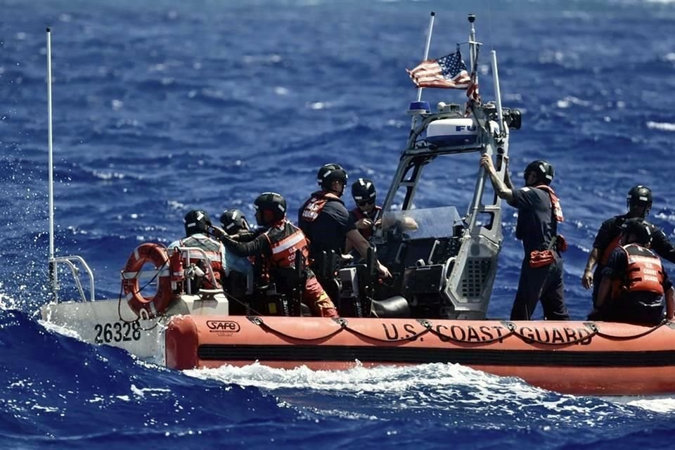 Tres marineros fueron rescatados de una isla desierta gracias a un mensaje que decía 'ayuda', el cual escribieron con palmas.