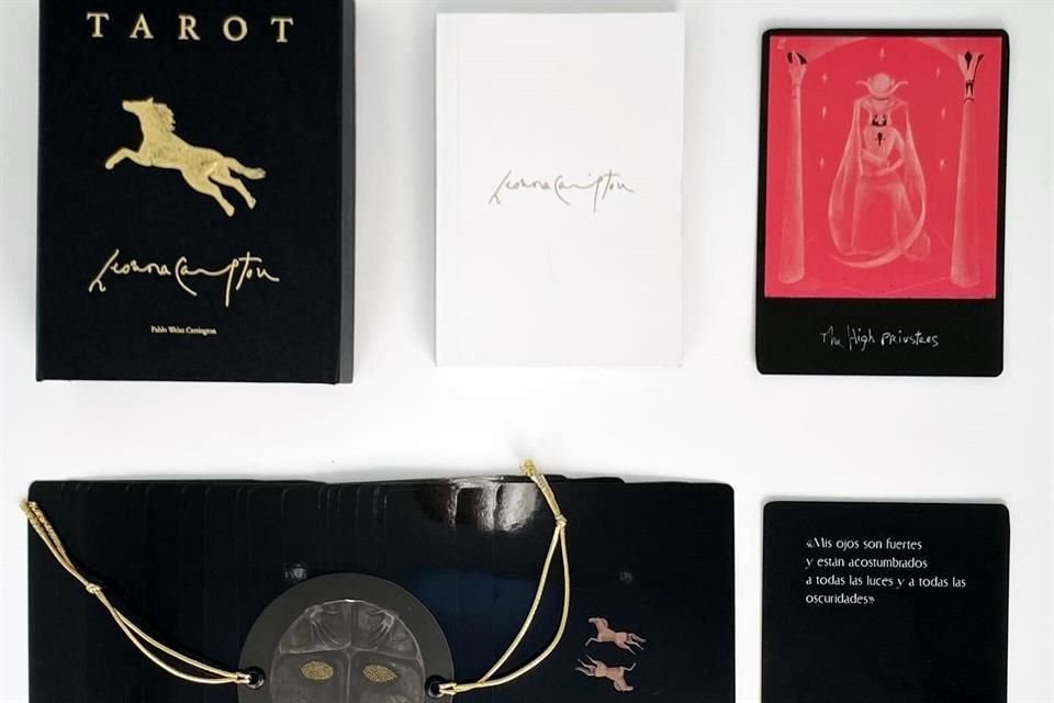 Además del mazo de 22 arcanos mayores, la obra reúne un tablero para extender las cartas, un libro guía y un juguete taumatropo.