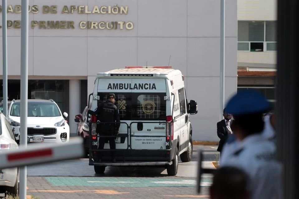 Murillo salió en una ambulancia del centro de justicia con destino al Penal de Tepepan, donde aguardará a que los agentes de la Guardia Nacional lo trasladen a su domicilio.