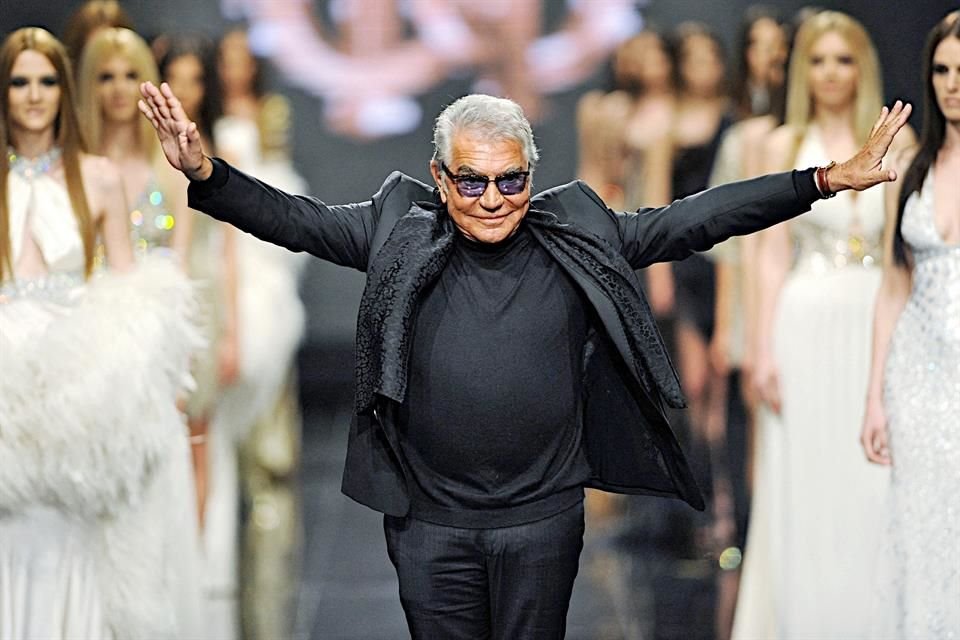 El diseñador Roberto Cavalli, famoso por sus prendas sensuales con estampado animal, perdió la vida el viernes a los 83 años.