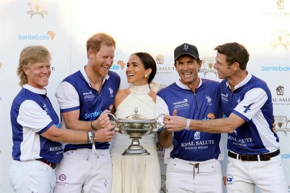 El Príncipe Enrique participó en un partido de polo benéfico, el cual fue grabado por Netflix para una miniserie centrada en ese deporte.