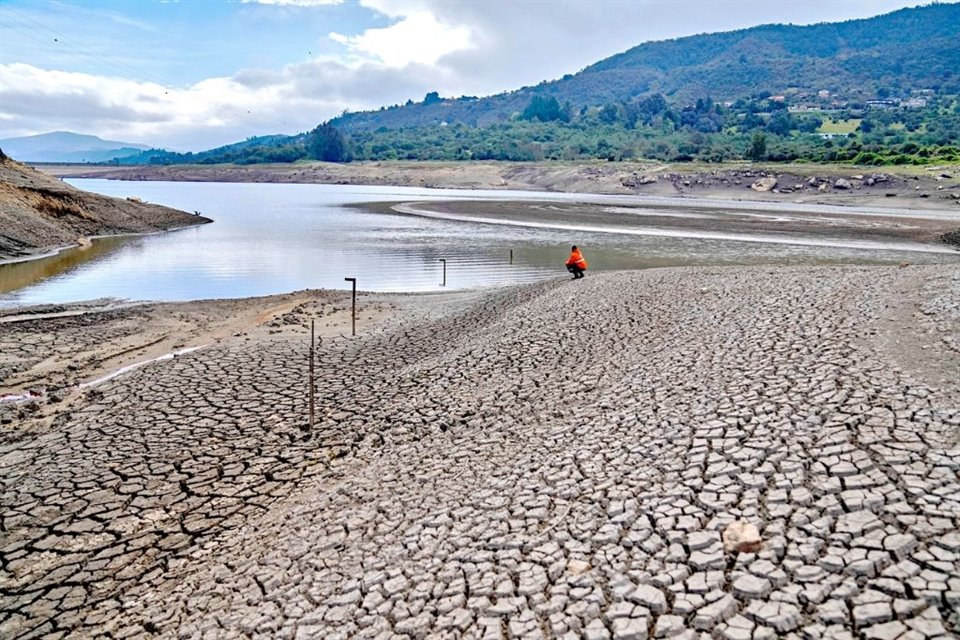 El Alcalde de Bogotá instó a las parejas a bañarse juntas con el fin de ahorrar agua, ante la grave crisis hídrica en la región de Colombia.