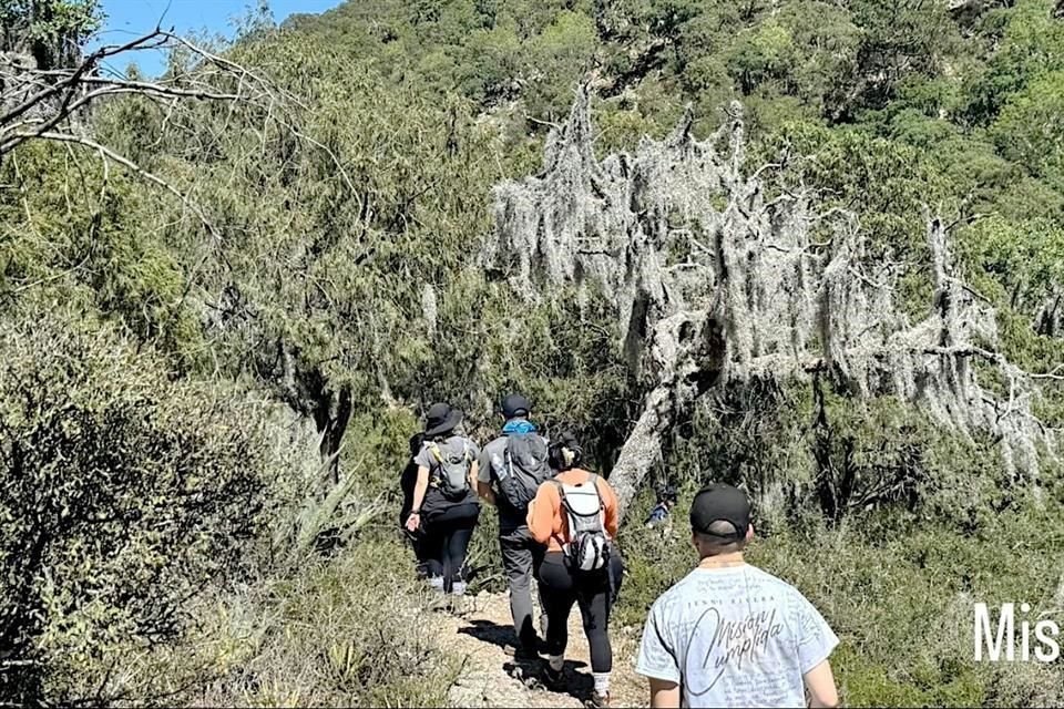 Mike, Johnny, Jacqie, Jenicka y Chiquis visitaron el sitio para grabar imágenes para un documental que lanzará ViX.