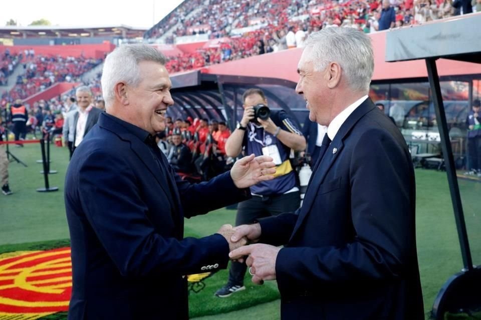 Así fue el saludo de Javier Aguirre y Carlo Ancelotti antes del partido entre Mallorca y Real Madrid por la Jornada 31 de La Liga.