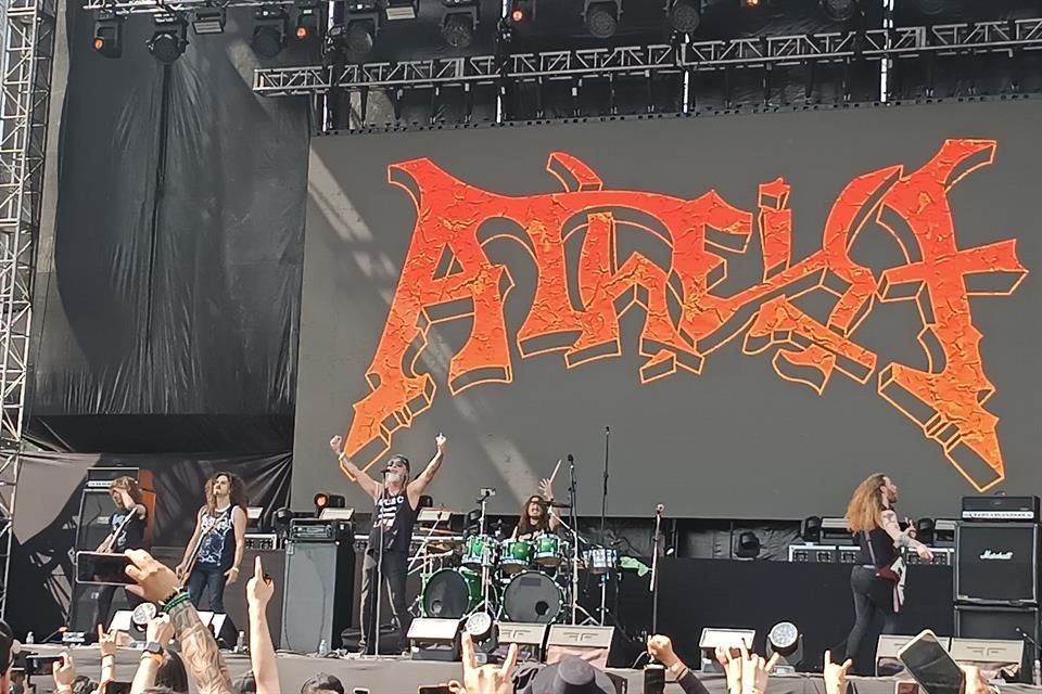 El recinto al aire libre albergaba un gran escenario donde importantes exponentes del heavy metal y thrash como los estadounidenses Antheist.