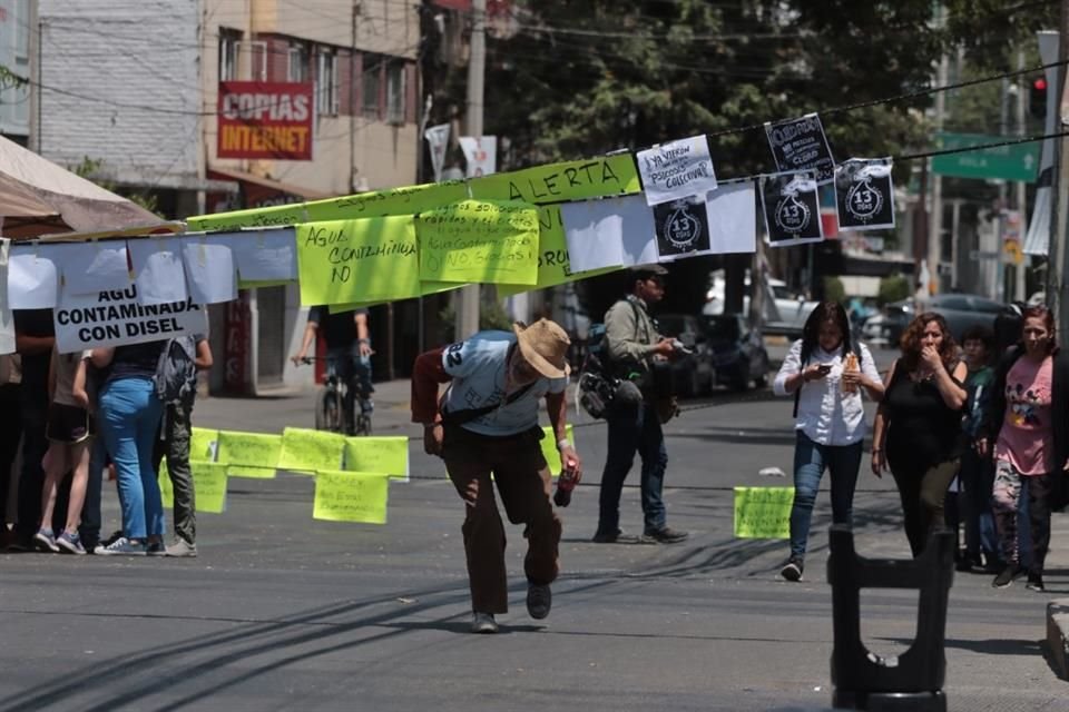 Vecinos de la Alcaldía Benito Juárez mantienen un bloqueo en el cruce de Insurgentes Sur y Xola.