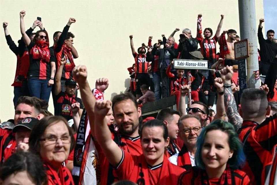 Los fans del Bayer Leverkusen estrenaron la avenida Xabi Alonso, quien ganó su primer título como entrenador en la Bundesliga, certamen que ganó tres veces como jugador.