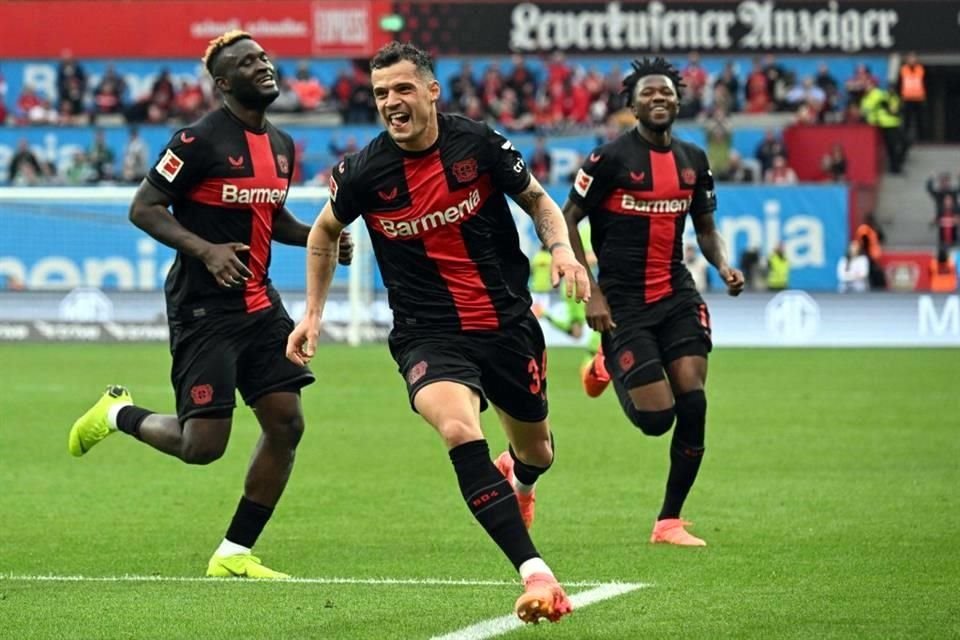 Granit Xhaka empezó a encaminar el título del Leverkusen con un golazo al 60'.