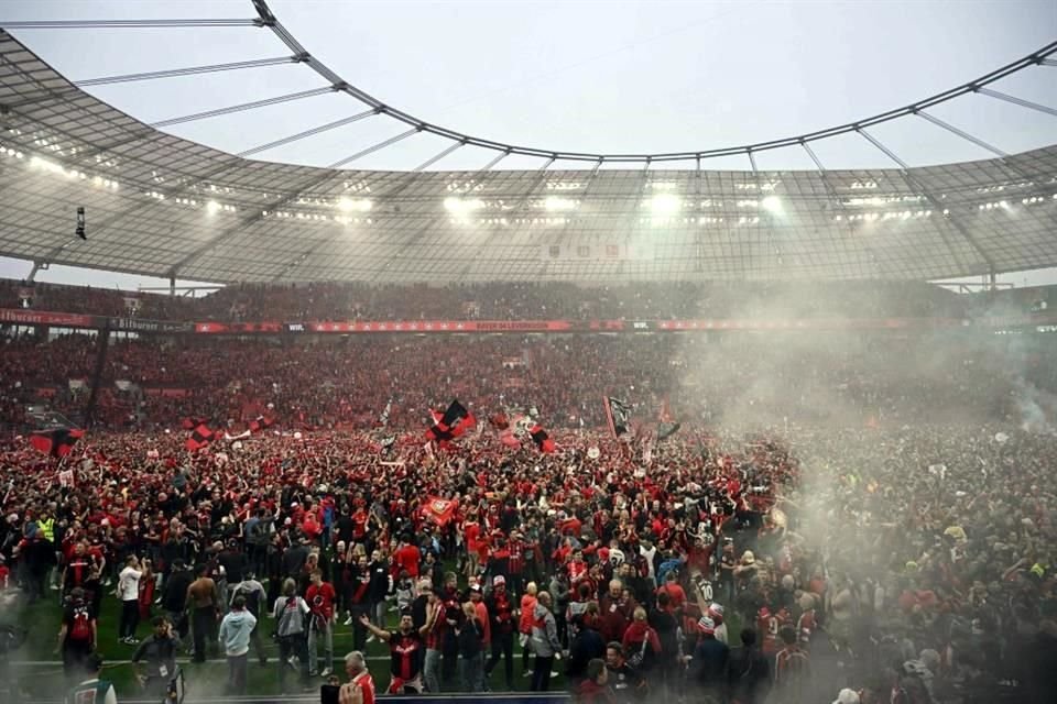 La afición del Leverkusen invadió el terreno de juego del BayArena tras el silbatazo final del partido ante Werder Bremen.