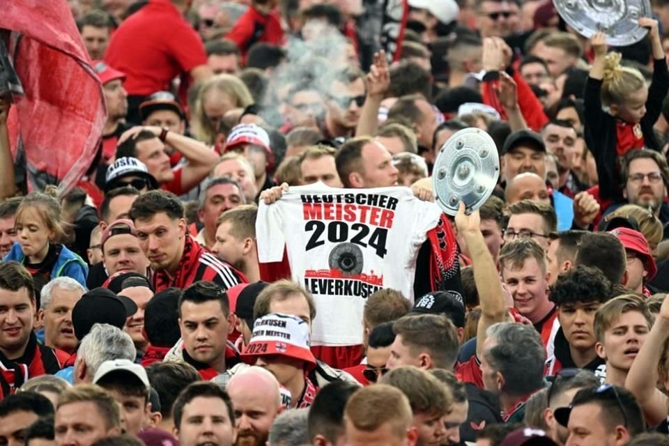 Los fanáticos del Bayer Leverkusen trajeron sus playeras de Campeones de Alemania 2024 y sus imágenes de la 'Ensaladera' que adornará por primera vez las vitrinas del Leverkusen.