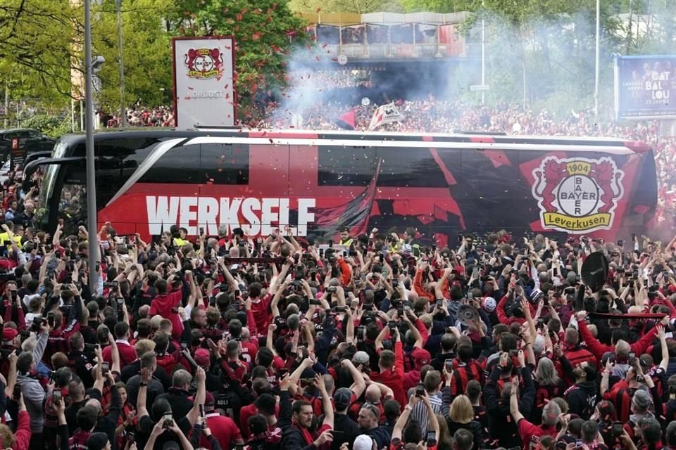 Los aficionados iniciaron la fiesta previa cuando llegó el camión del Bayer 04 Leverkusen a la BayArena.