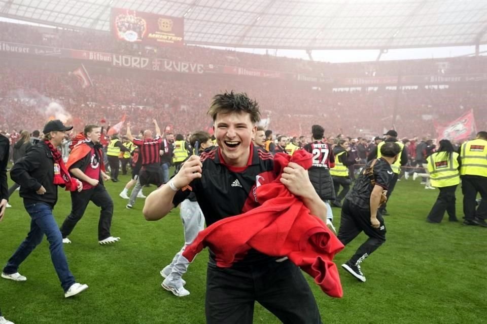 Aficionados eufóricos por la victoria y el título del Bayer 04 Leverkusen invadieron el terreno de juego.