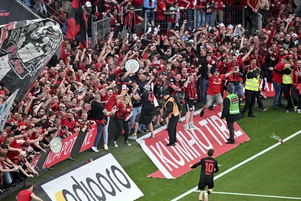 Cuando cayó el cuarto gol del Bayer 04 Leverkusen por parte de Florian Wirtz, la afición empezó a invadir el campo de juego.