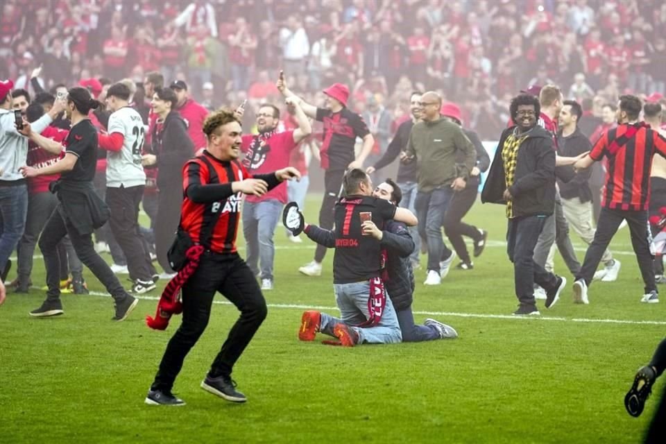 Los aficionados del Bayer 04 Leverkusen gritaron, saltaron y se abrazaron en el campo de la BayArena.