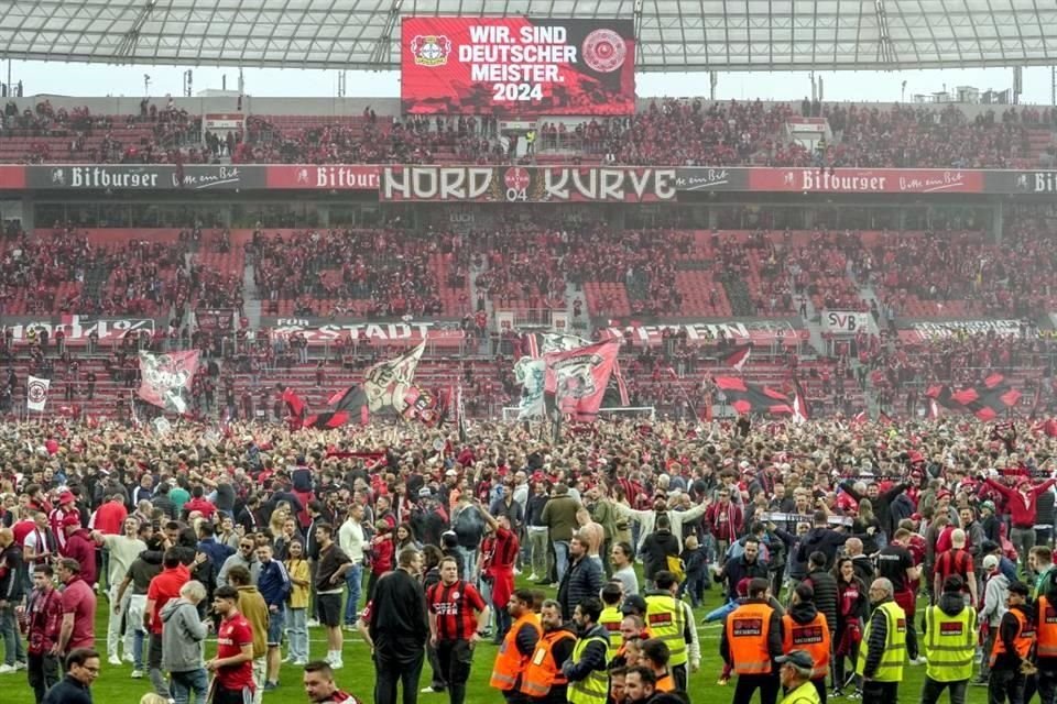 Luego de un eufórico festejo del título de Bundesliga, los aficionados del Bayer Leverkusen se retiraron de la BayArena.