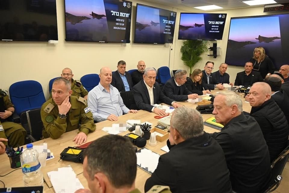 El Primer Ministro de Israel, Benjamin Netanyahu, durante a una reunión del gabinete de guerra en el Ministerio de Defensa de Israel, en Tel Aviv, Israel.