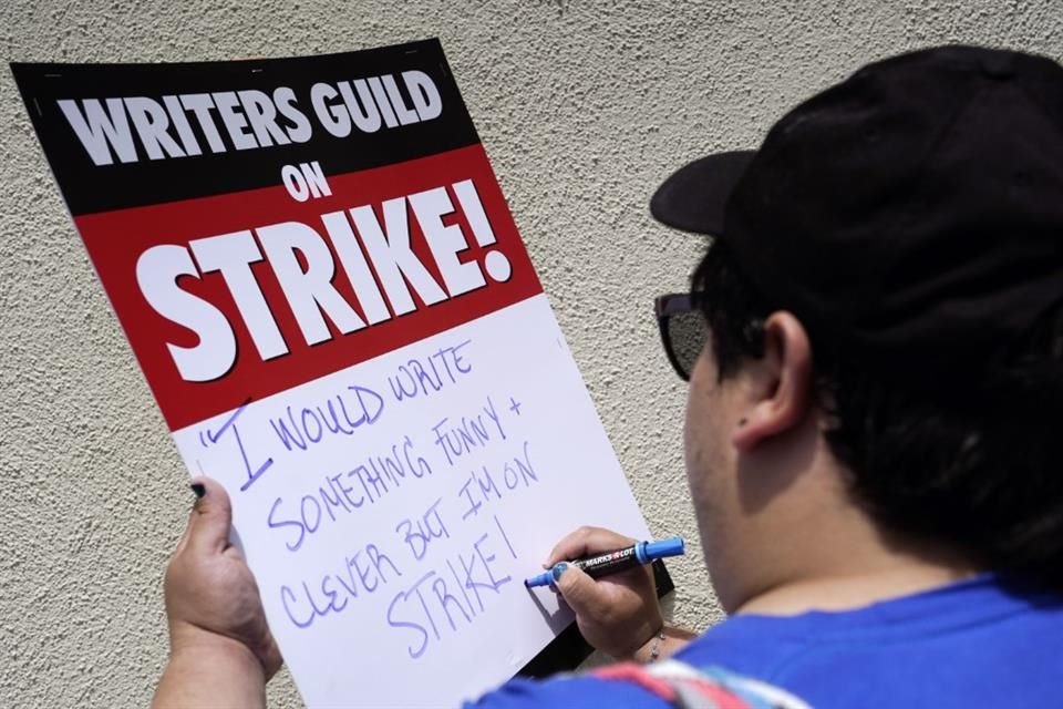 La huelga de guionistas paralizó la industria el año pasado.