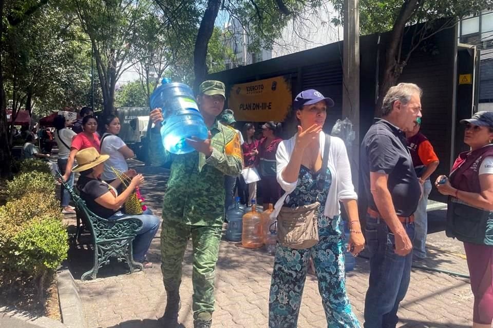 Sedena instaló una planta purificadora en las calles de la Benito Juárez; afectados afirman que agua continúa llegando con contaminantes.