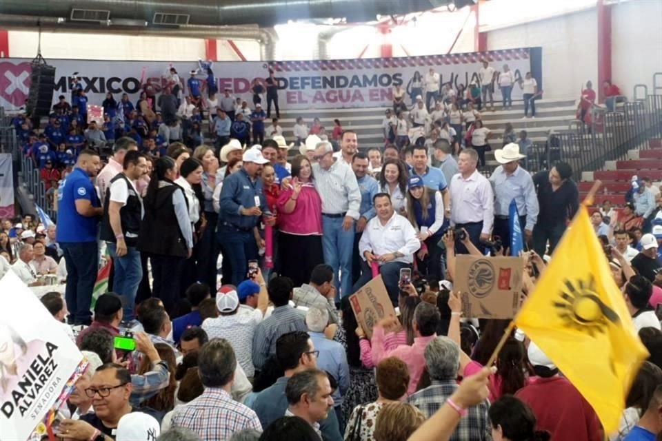 Gálvez en su mitin en el Poliforo Municipal de Camargo.