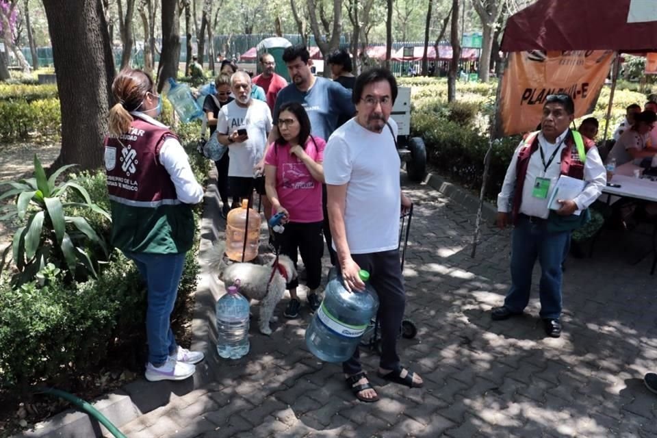 UN ALIVIO. La demanda de agua purificada en el Parque San Lorenzo es cada vez mayor. El Ejército instaló ahí las plantas procesadoras.