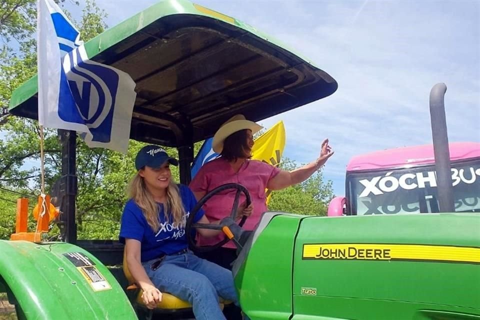 Xóchitl Gálvez ingresó a la ciudad de Camargo, en la región centro-sur de Chihuahua, a bordo de un tractor, un transporte utilizado por varios agricultores preocupados por el agua en la zona.