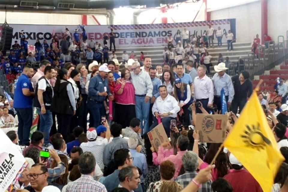 La candidata presidencial de Oposición realizó un evento en el Poliforo municipal de Camargo, Chihuahua, junto a ex gobernadores, militantes y simpatizantes del PAN-PRI-PRD.