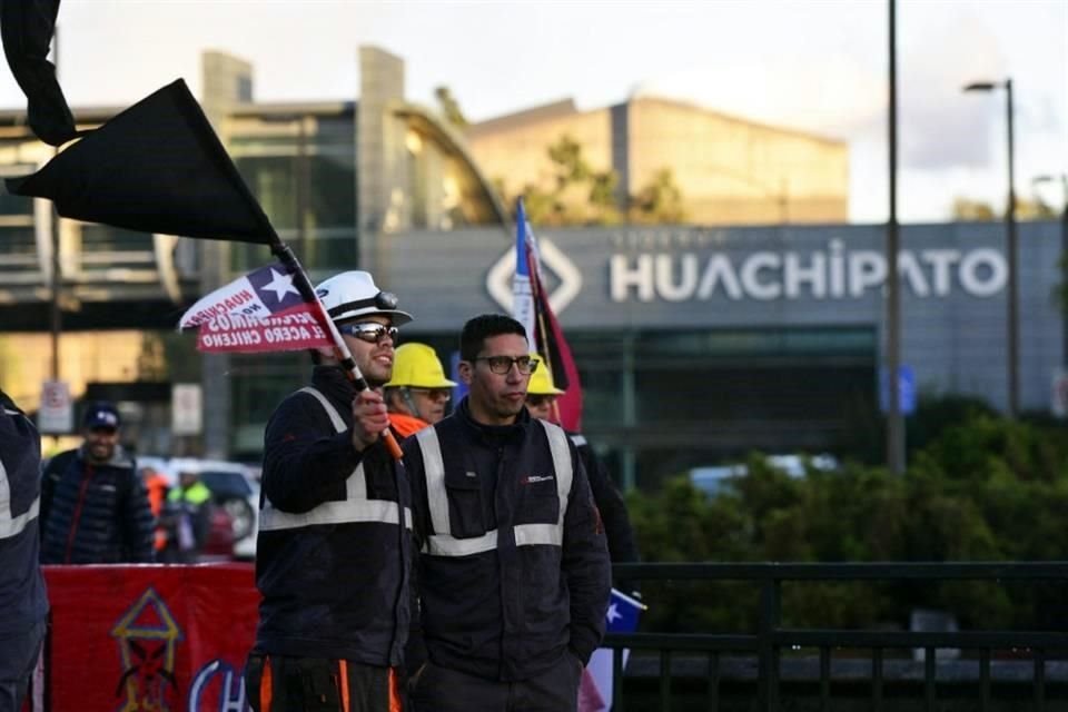 Trabajadores siderúrgicos de Huachipato protestan por el eventual cierre de la acería chilena ubicada en la ciudad de Talcahuano.