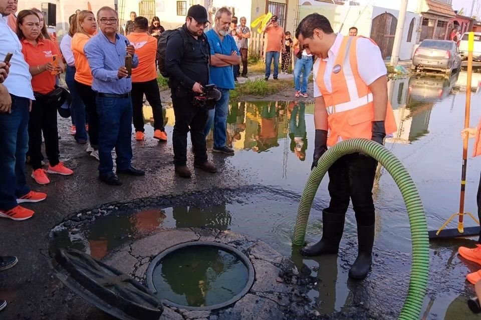 Roberto Lee comenzó su campaña por la Alcaldía de Matamoros con un evento para destapar drenaje en la Col. San Juan.