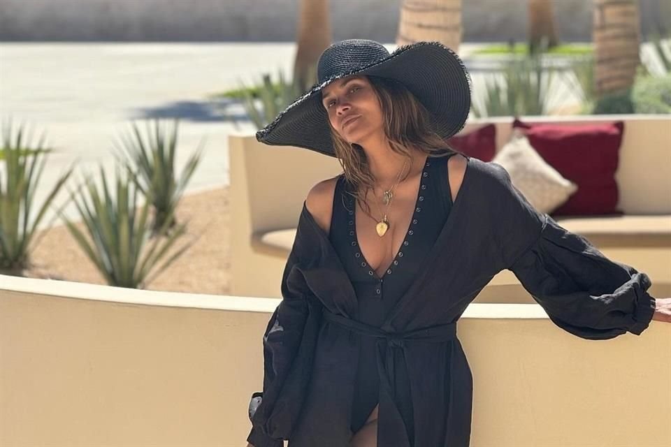 La actriz de 'Gatúbela' (Catwoman) posó en distintos paisajes del exclusivo resort donde se hospedó.