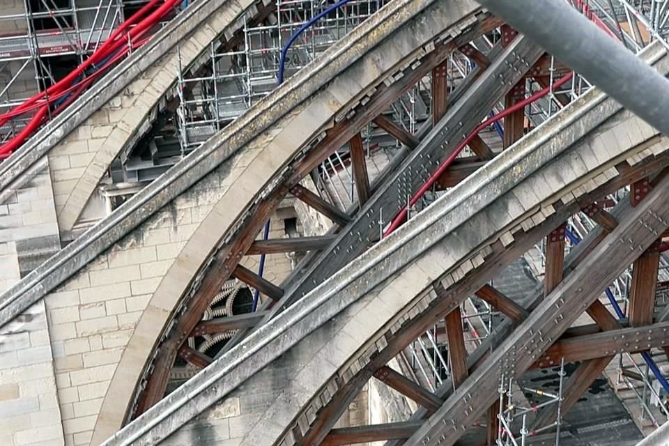 La reconstrucción de la estructura de madera de la nave y el coro requirió el talado de más de mil árboles bicentenarios seleccionados en los bosques franceses.