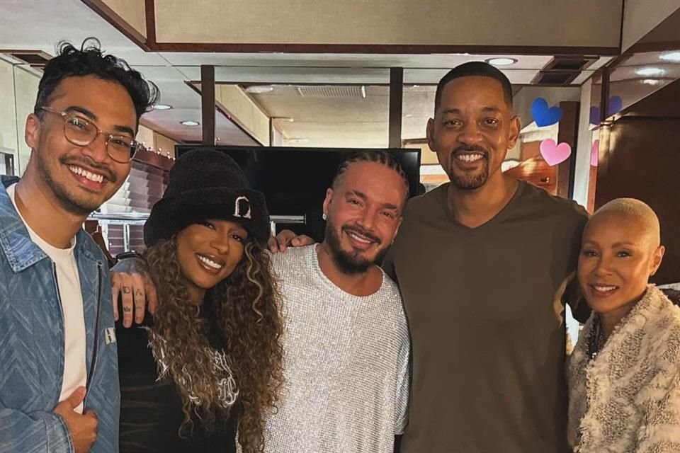 El productor Michael Brun (izquierda), postó una foto donde aparece junto a Victoria Monét, J Balvin, Will Smith y Jada Pinkett.