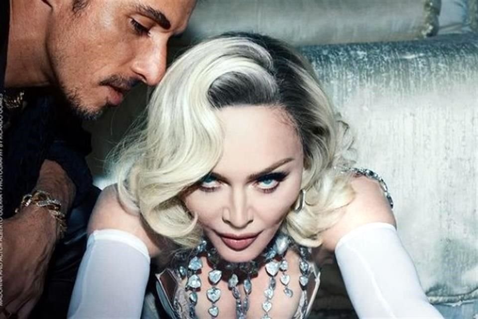 Madonna y el actor cubano Alberto Guerra posaron juntos para la portada de la revista Re-edition.
