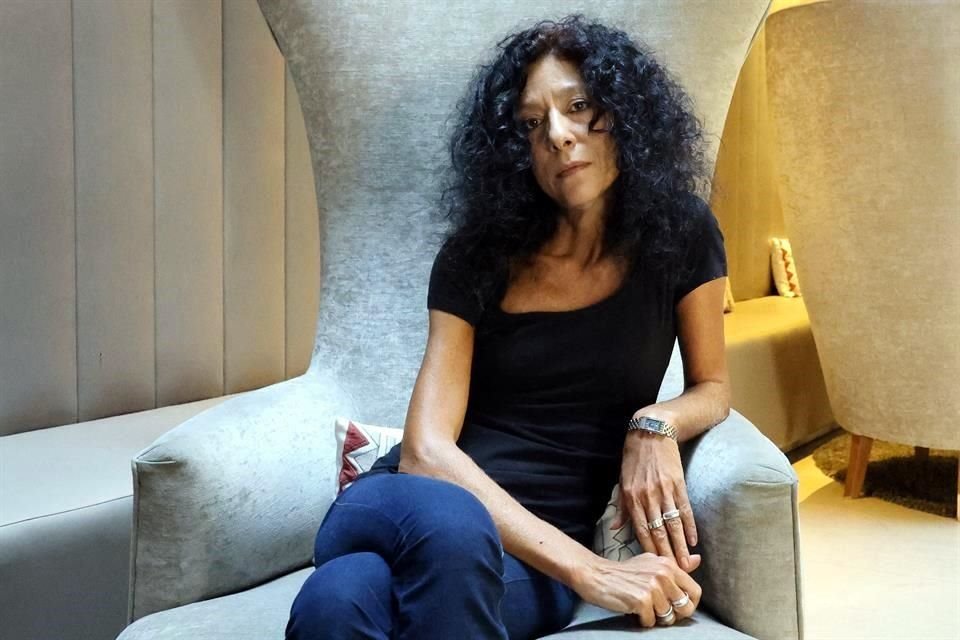 'La llamada' es resultado de los encuentros que la periodista sostuvo con Silvia Labayru a lo largo de casi dos años, así como con sus amigos, familiares y compañeros de lucha.