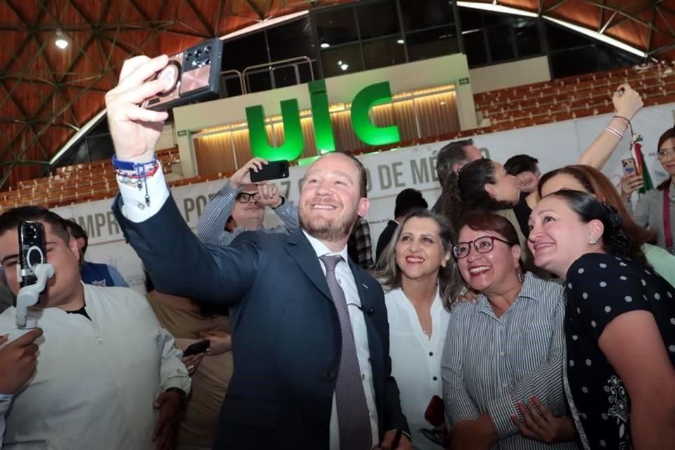 Santiago Taboada, candidato a la Jefatura de Gobierno de la Ciudad de México, firmó el compromiso por la paz.