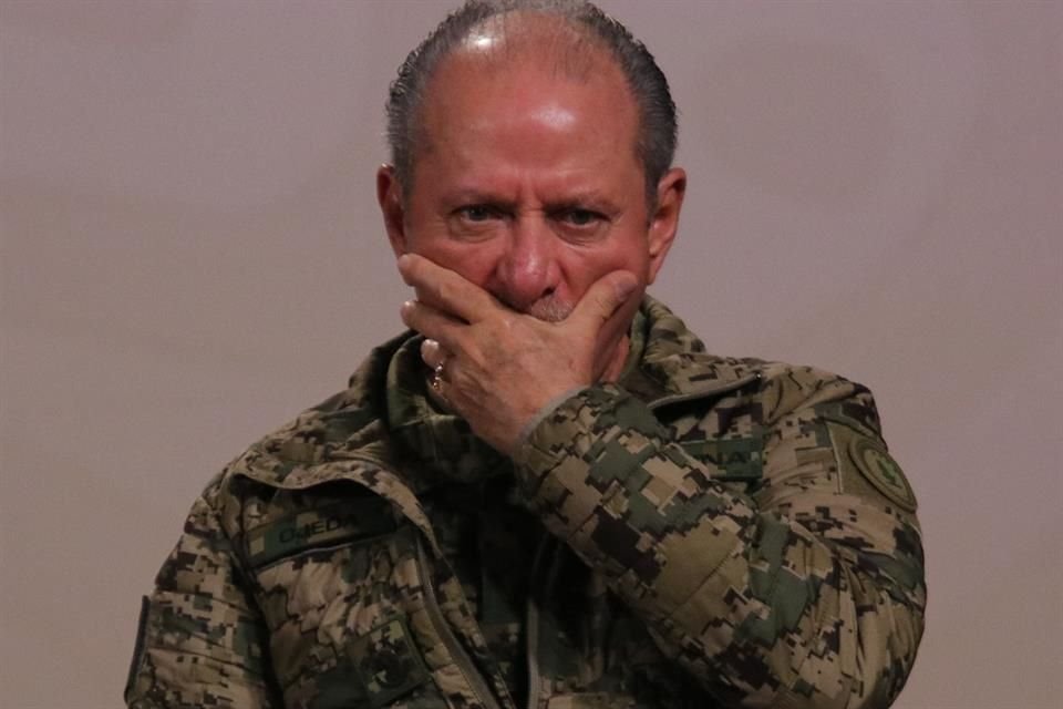 El Almirante Ojeda, su séquito y la banda de música se retiraron de la sede parlamentaria después de esperar en vano casi cuatro horas.