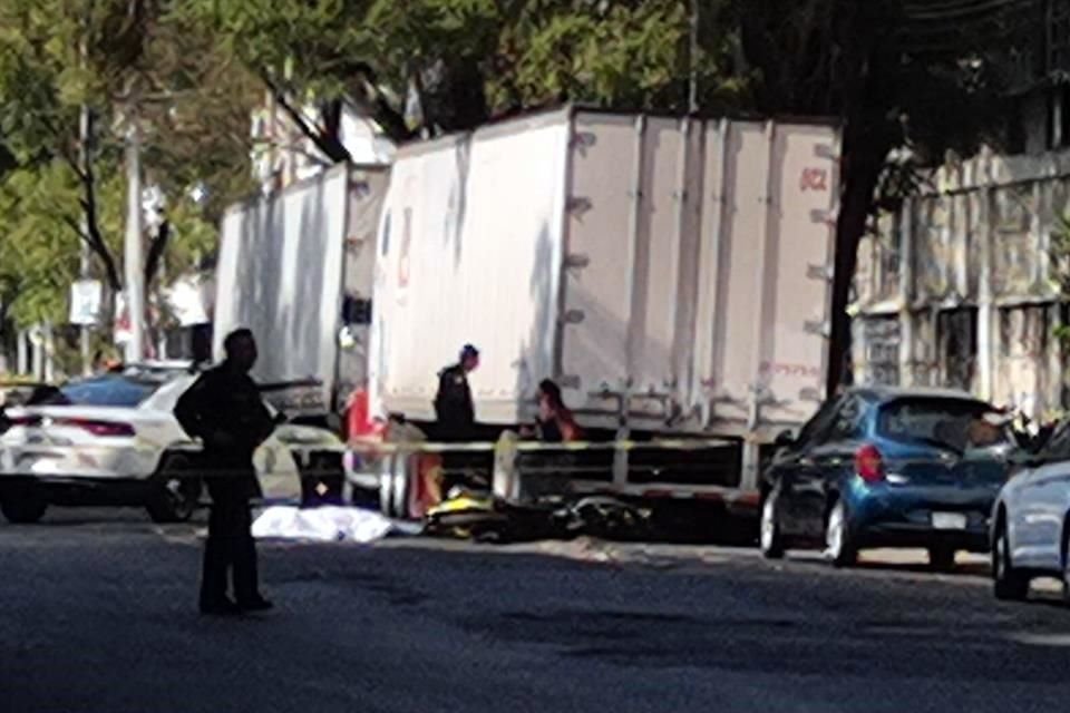 Versiones señalan que el motociclista perdió el control en un bache y un camión lo atropelló.