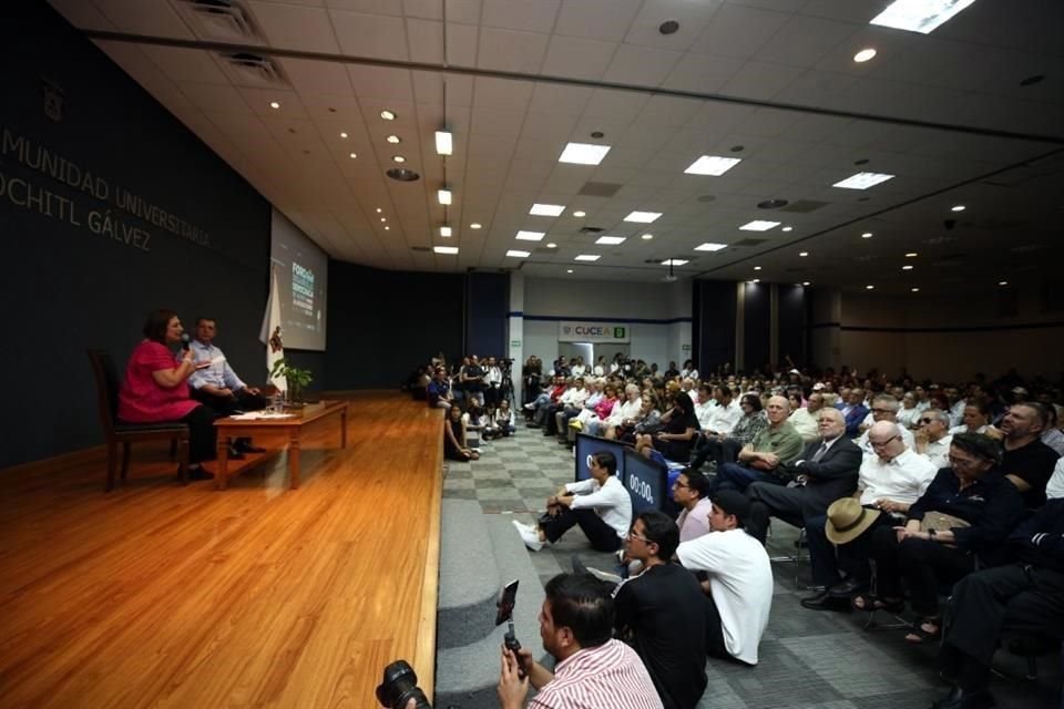 Xóchitl Gálvez abarrotó este martes el Auditorio Central del CUCEA.