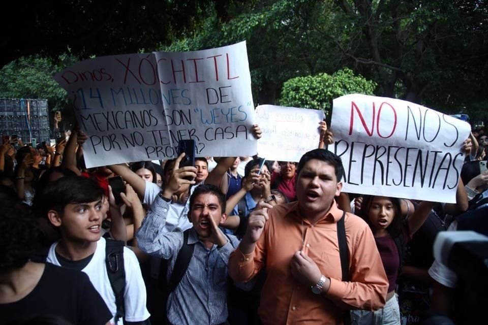 Al terminar el evento, Gálvez fue despedida con gritos de 'fuera Xóchitl' y 'CUCEA no te quiere' por parte de un grupo de jóvenes.