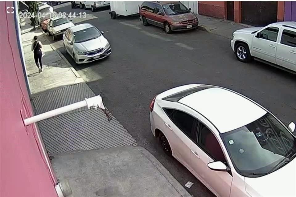 En el video, se observa al agresor vigilar a la madre de la menor previo al ataque.