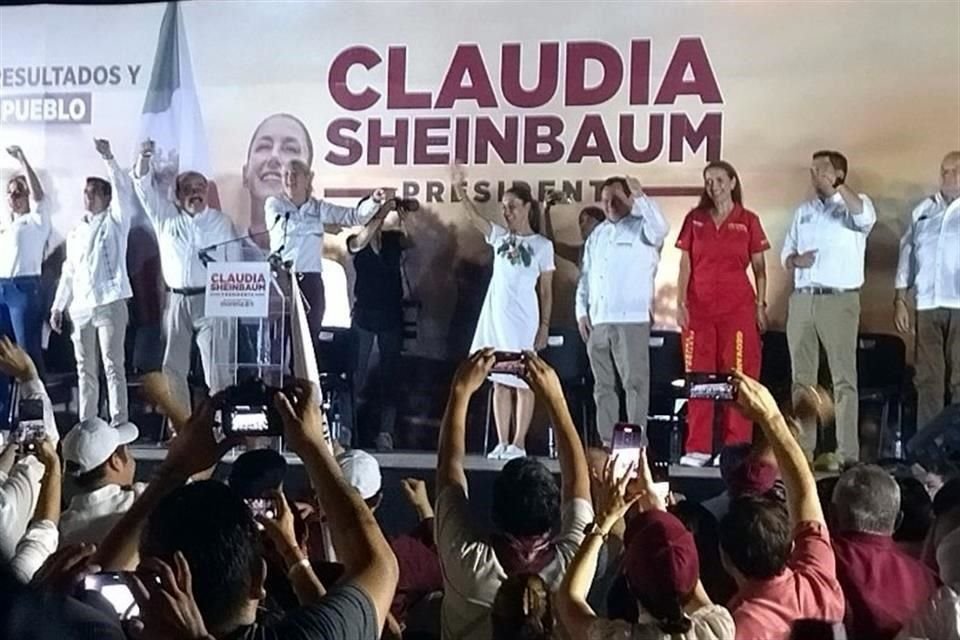 La morenista Claudia Sheinbaum realizó un mitin nocturno en su gira por Mérida, Yucatán.