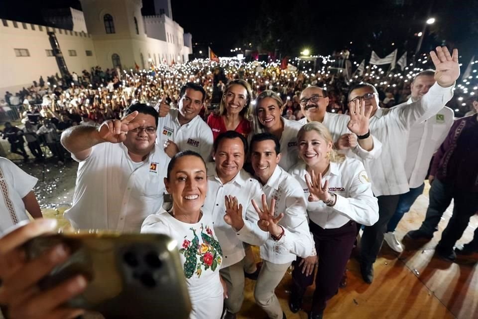 Sheinbaum cerró su gira por Mérida, Yucatán, con un mitin nocturno en el que prometió ayer que el Tren Maya podría ampliarse a Puerto Progreso.