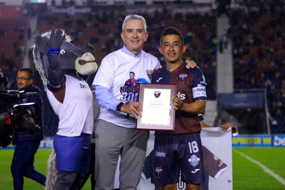 'El Hobbit' fue homenajeado por sus 300 juegos con el Atlante.