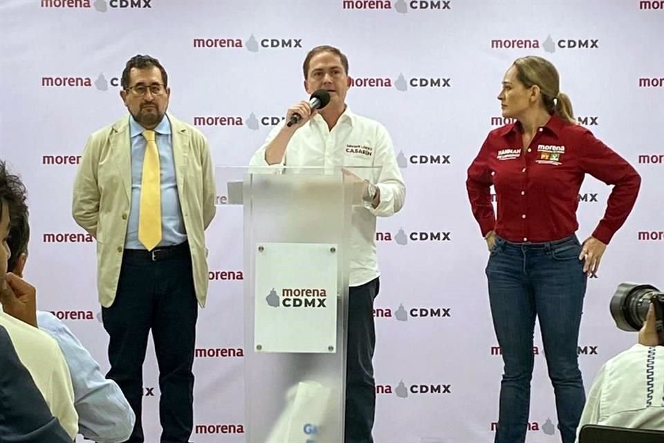 Javier López Casarín junto a sus compañeros de Morena al hablar sobre las denuncias.