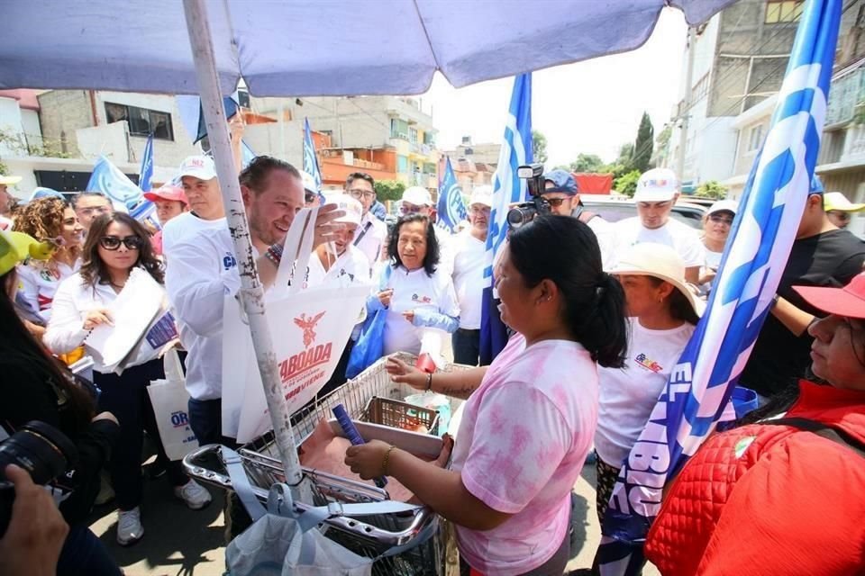 El candidato Santiago Taboada acusó que personas han sido obligadas a colocar propaganda en sus casas.