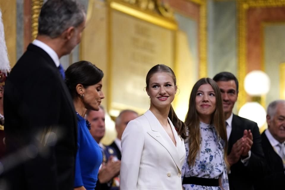 La Infanta Sofía (derecha) tomará su primer papel institucional sin ayuda de su hermana Leonor (izquierda).