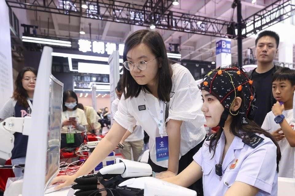 Una niña experimenta una interfaz cerebro-computadora inteligente (BCI) en la Conferencia Mundial de Robots 2023 en Beijing, el 21 de agosto de 2023.