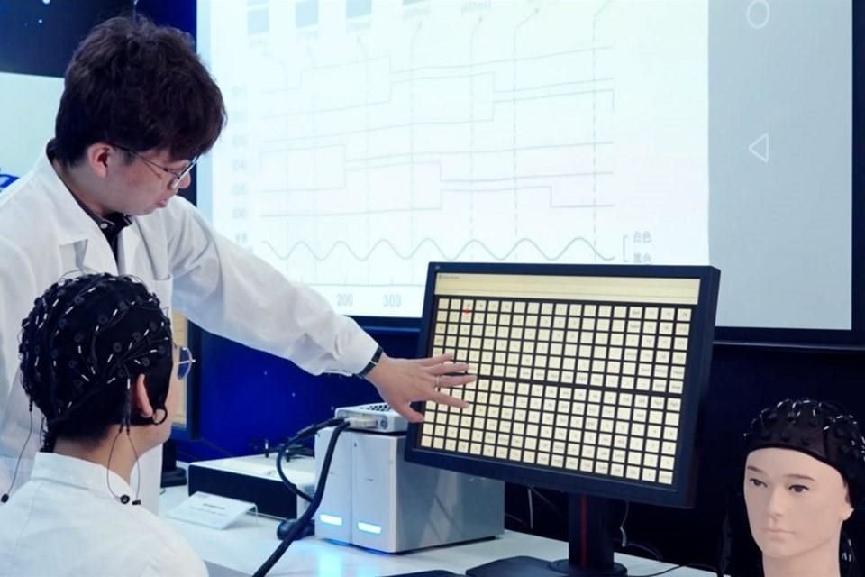 El equipo de ingeniería neuronal de la Universidad de Tianjin estudia la tecnología de interfaz cerebro-computadora (BCI).