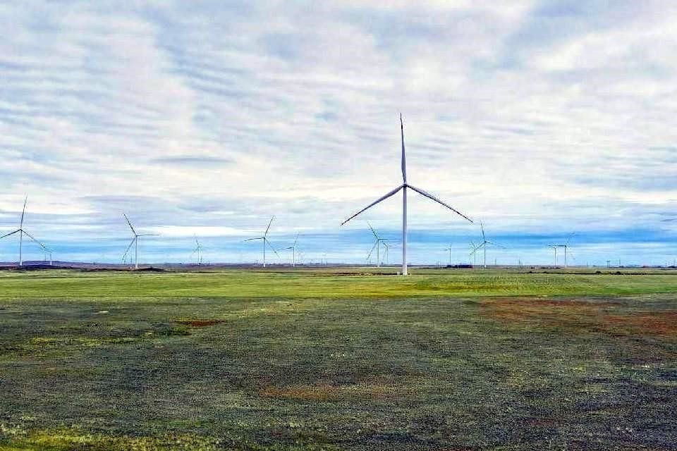 La foto muestra un parque eólico construido por una empresa china en la región de Akmola, Kazajstán. El parque eólico es proyecto clave en la lista de cooperación de capacidad entre China y Kazajstán.